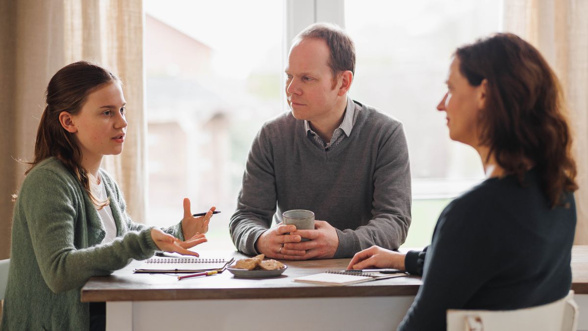 Az előző képen szereplő lány elmondja az érzéseit a szüleinek. A szülők figyelmesen meghallgatják.