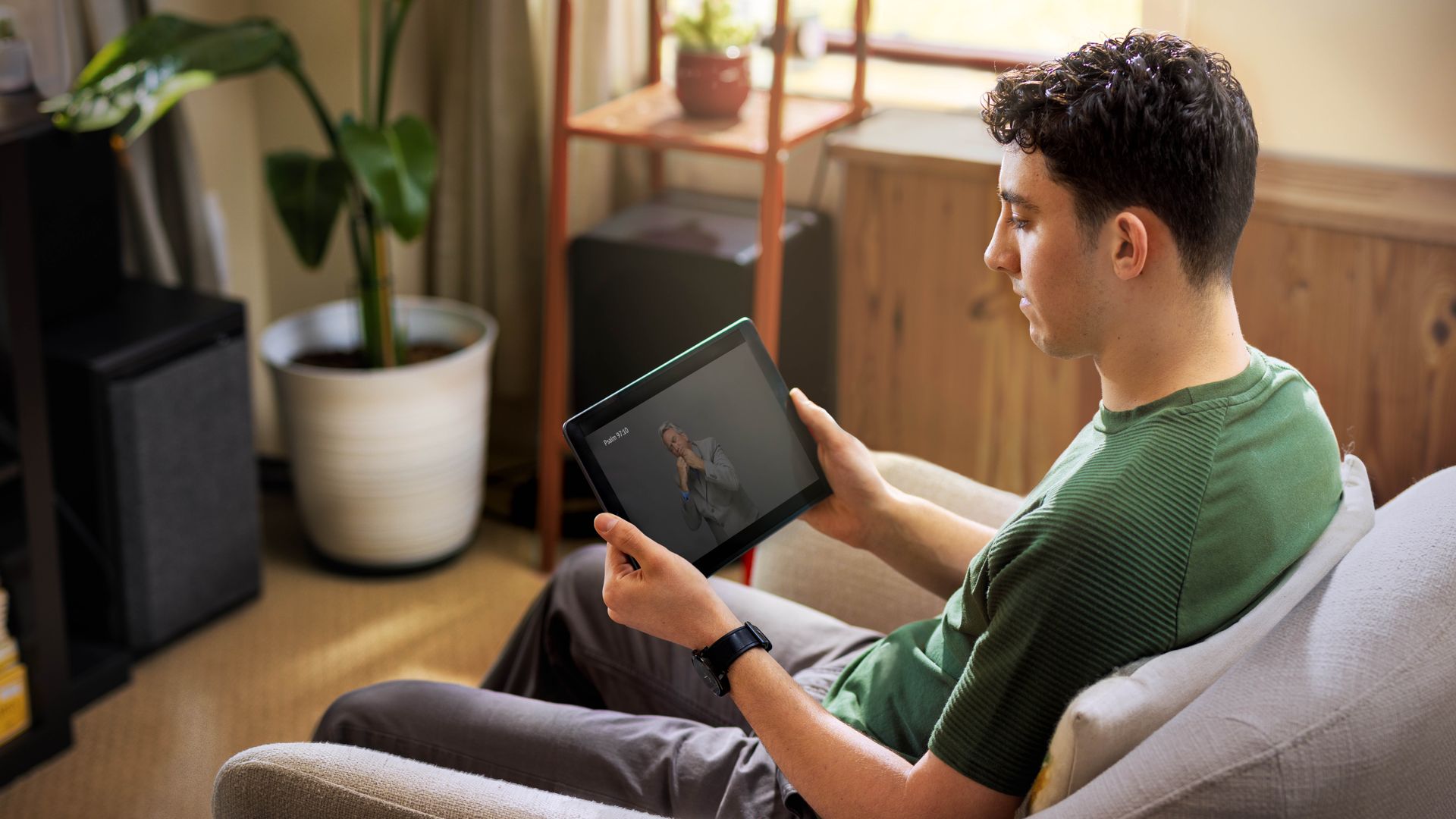 Egy fiatal testvér tanulmányozza a Bibliát.