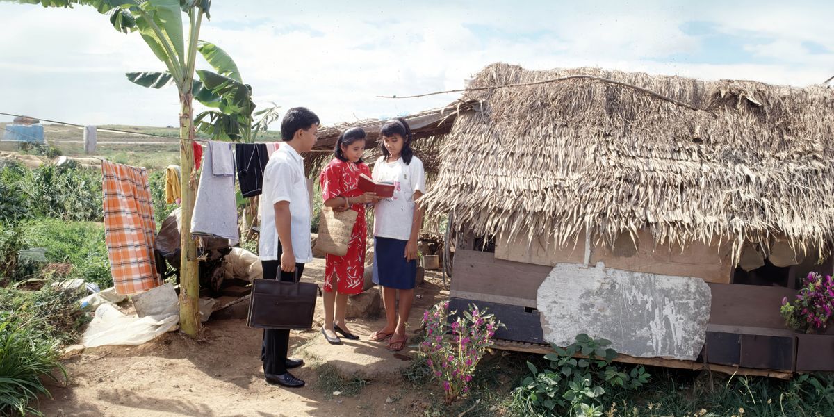 Yon koup nan peyi Filipin k ap preche yon dam devan lakay li ki tou senp.