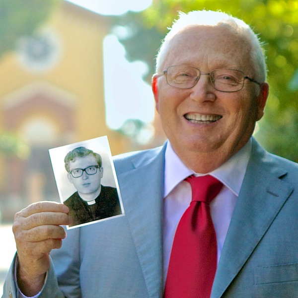 Antonio Della Gatta ki kenbe yon foto l lè l te yon jèn prèt.