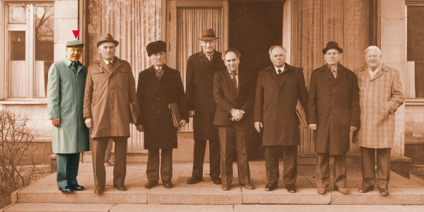 Ted Jaracz ak kèk lòt moun devan Ministè jistis vil Moskou a.