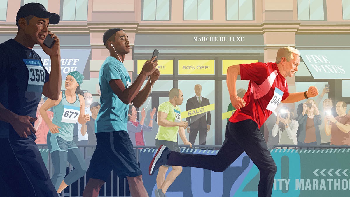 Kèk moun ki nan yon kous k ap fèt nan yon vil ki kanpe pou yo gade reklam ki nan vitrin yon magazen, gen lòt k ap itilize aparèy mobil yo, men moun ki devan nèt nan kous la ret konsantre sou kous la.