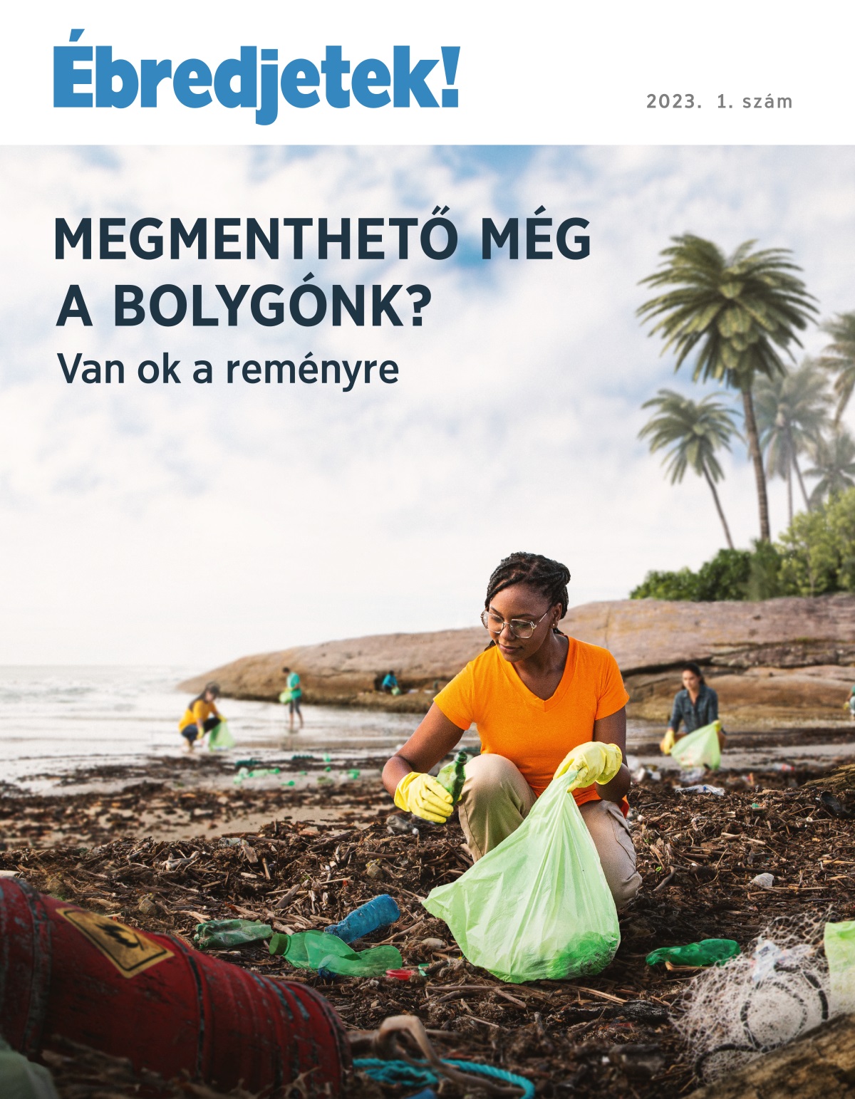 Emberek szemetet szednek a tengerparton.