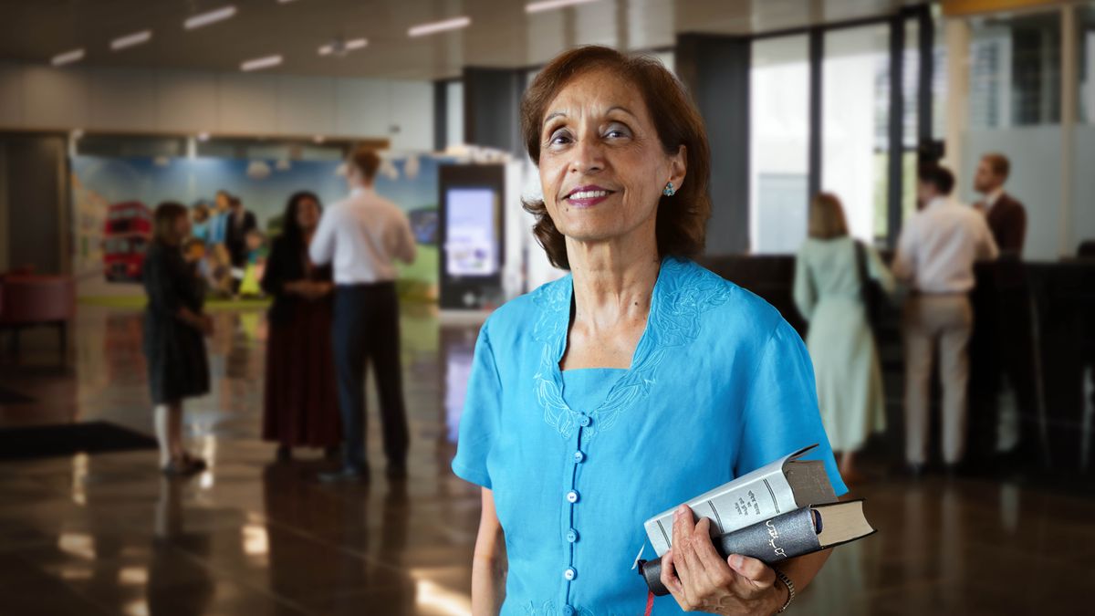 Kamal mosolyogva áll a chelmsfordi Bétel recepcióján.