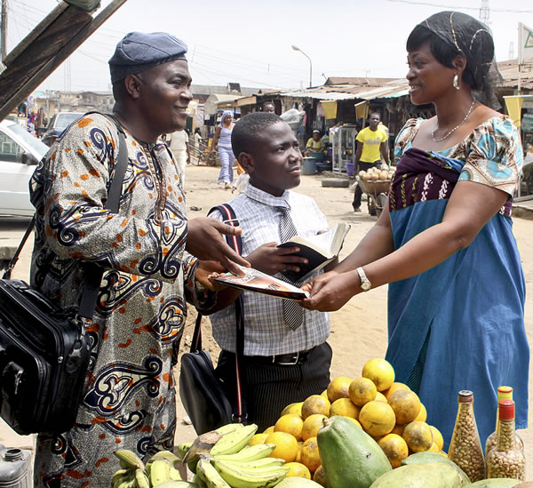 Jehova két Tanúja egy afrikai piacon prédikál