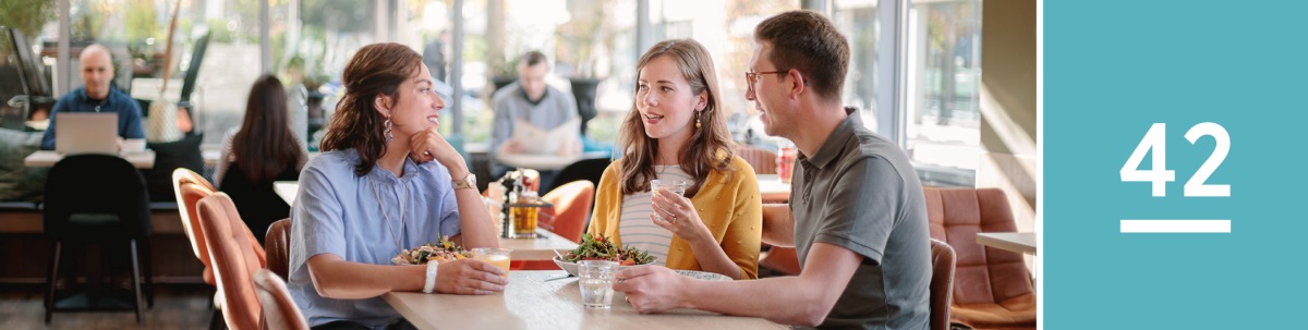 Ajumtaláb 42. Jun i uxum epchal axi kwetém, kʼwajat lej kulbél in utsʼál i café kʼal jun i tomkinél.