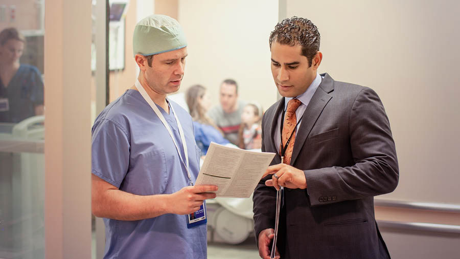 Jun i epchal axi u tólmix ban Comité de Enlace con los Hospitales in pidhál jun i uw an doctor.