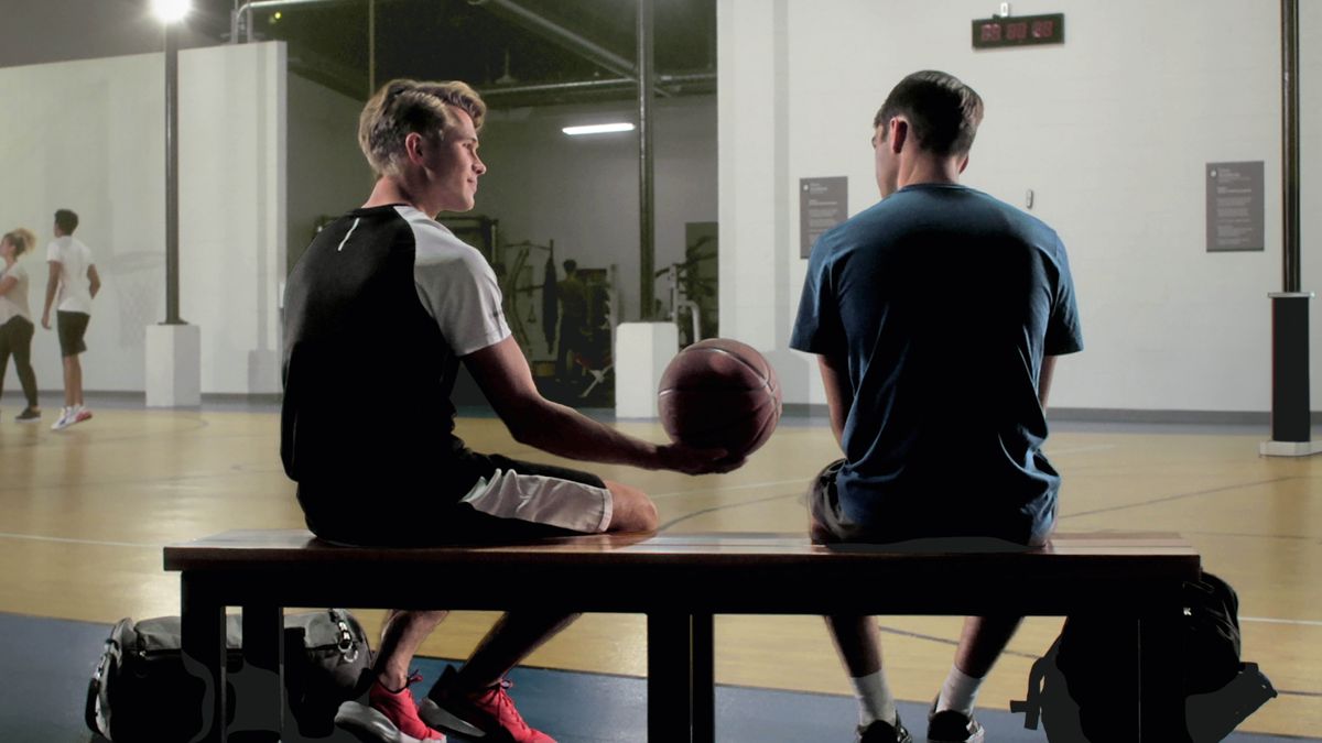 A paht of da video ““Get One Time Fo Eryting”​—Take Time Fo Make Good Frenz.” Koa give da basketball to Ben an dey sit on one bench inside one basketball court.
