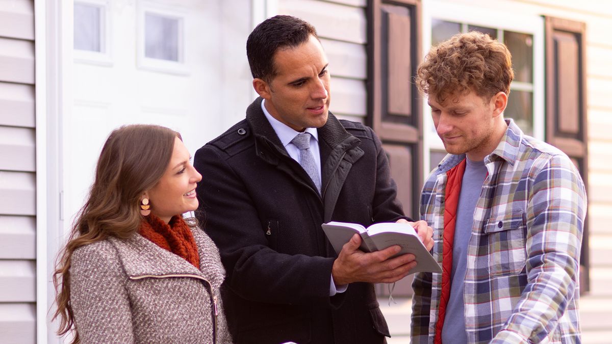 One coupo preach door-to-door, an dey read one scripcha to one young guy.