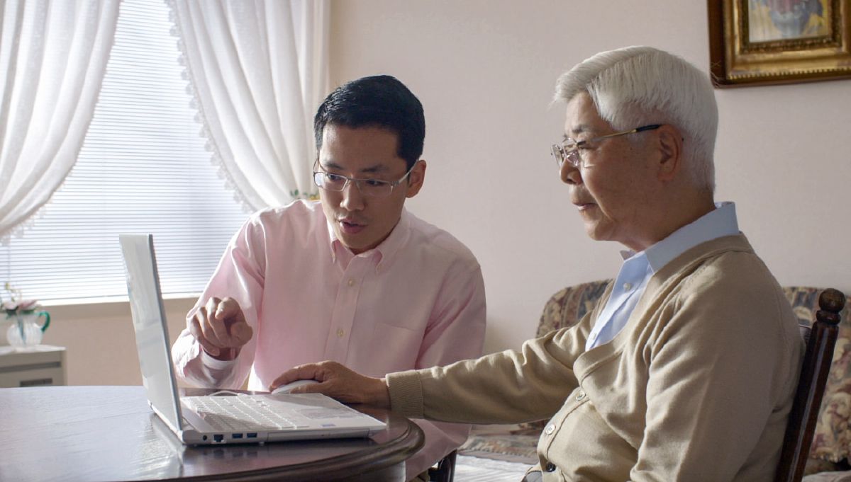 Երիտասարդ եղբայրը օգնում է տարեց եղբորը էլեկտրոնային ճանապարհով նվիրաբերություն անել