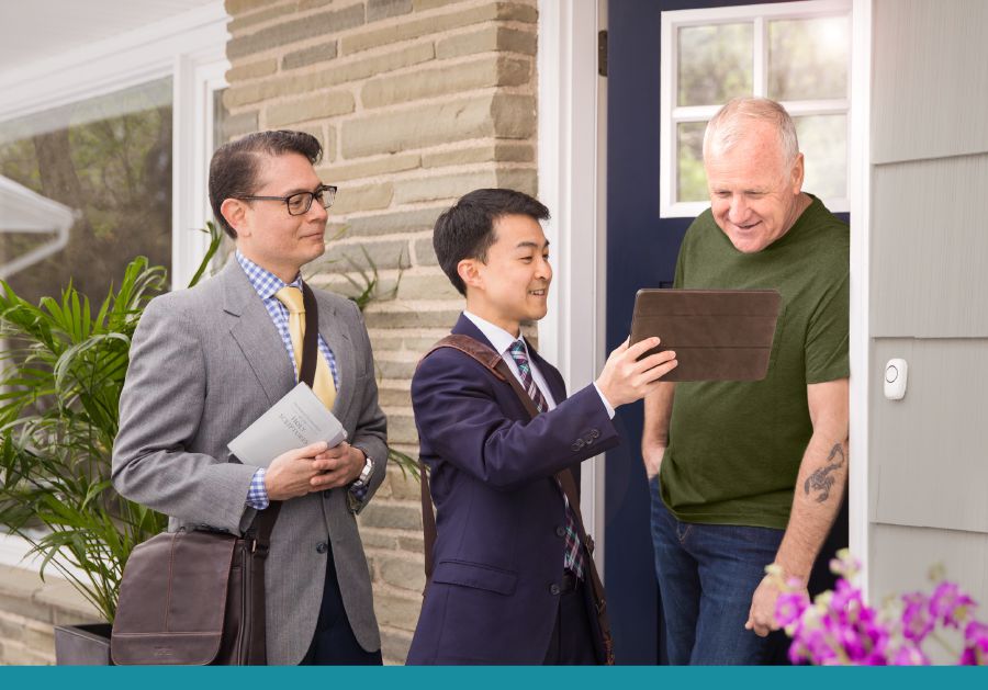 Տղամարդը բացում է դուռը և լավ է արձագանքում Վկաների քարոզած լուրին