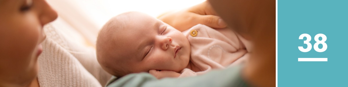 Урок 38. Муж и жена обнимают своего новорождённого малыша.