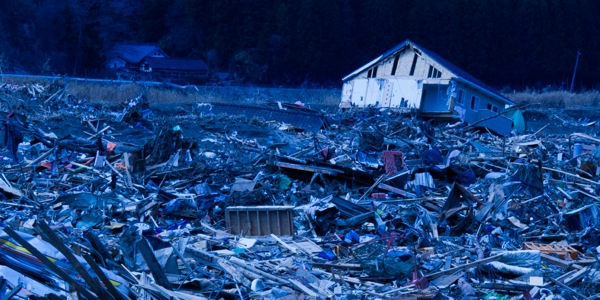 Puing-puing setelah gempa dan tsunami