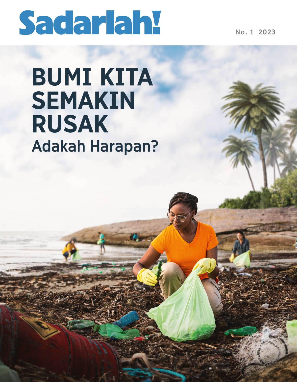 Sekelompok orang sedang memungut sampah yang ada di pantai.