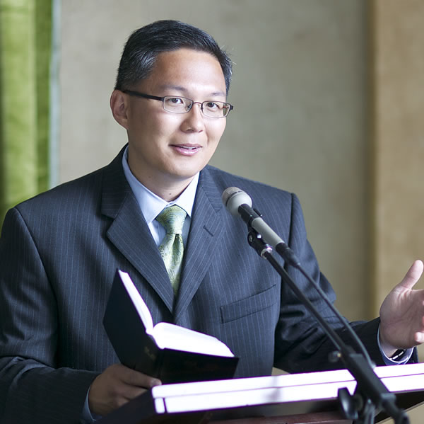 Seorang pria berkhotbah