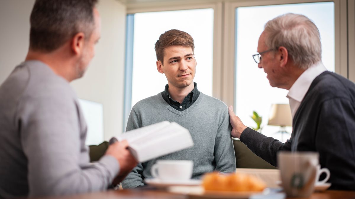 Saudara muda itu mendapat kunjungan penggembalaan. Dua saudara menggunakan Alkitab untuk menguatkan dia.