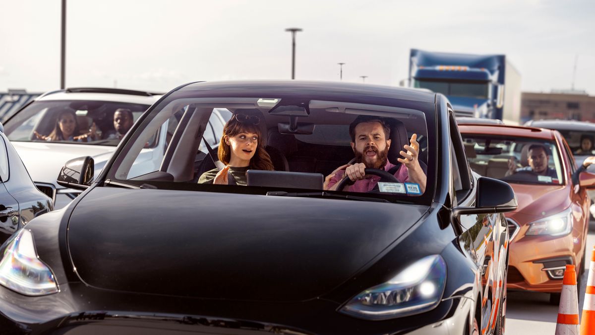 Sepasang suami istri Saksi terjebak macet. Sang suami berteriak memarahi pengemudi lain, sedangkan istrinya berusaha menenangkan dia.