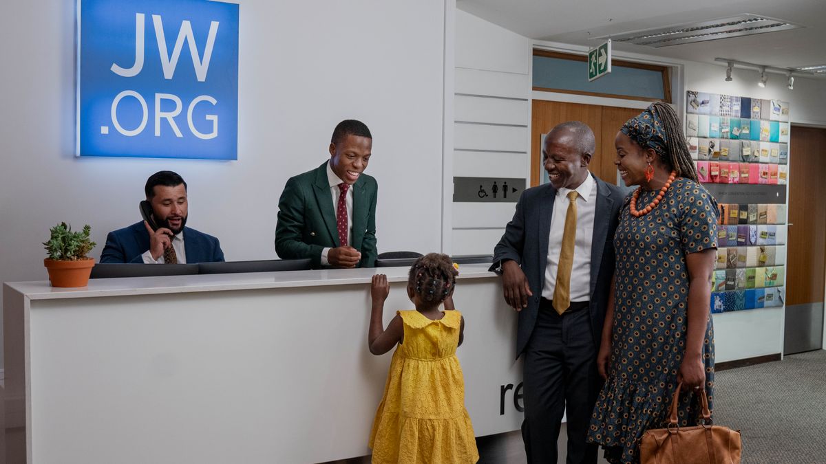 Belakangan, saudara itu melayani di Betel dan menyambut para pengunjung.