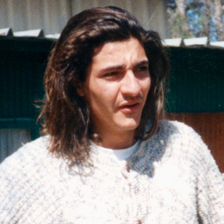 Alain Broggio saat muda dengan rambut sebahu
