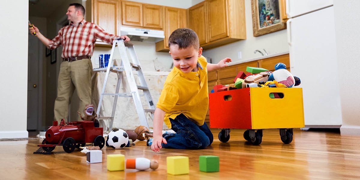 Ebe otu nwatakịrị na-atụtụkọta ihe o ji egwuri egwu, papa ya a na-ete ágbá n’usekwu ha