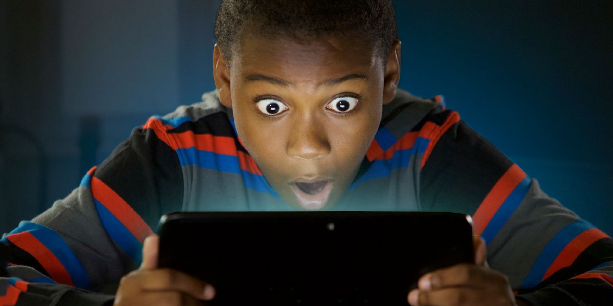 Ebe otu nwata nwoke na-ele ihe n’ekwentị ya; ihe ọ na-ahụ a na-atụ ya n’anya