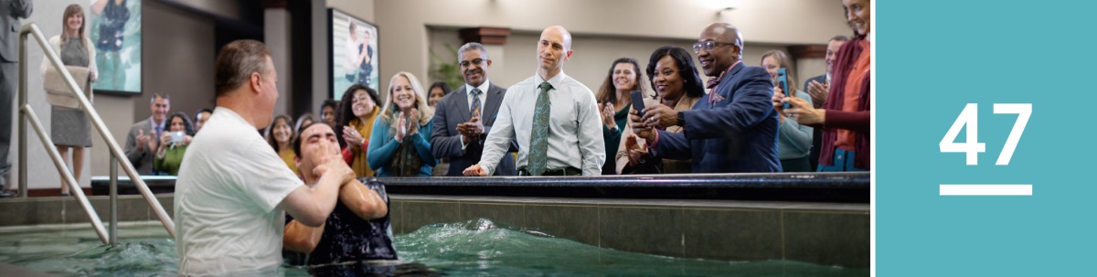 Isi nke 47. Ebe otu onye Ndịàmà Jehova na-amụrụ Baịbụl na-eche ma ọ̀ ga-eme baptizim mgbe ọ hụrụ ka onye ọzọ na-eme baptizim n’otu mgbakọ.