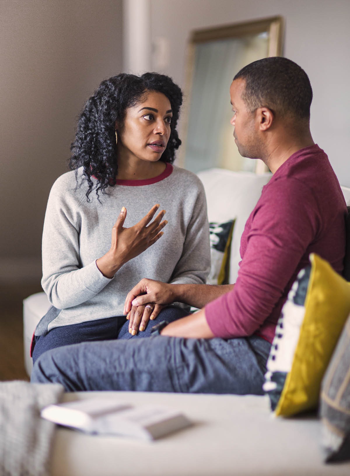 Ebe di na nwunye ji ibe ha aka, nọrọ ọdụ na-akparịta ụka. Baịbụl e mepere emepe nọkwa ebe ahụ.
