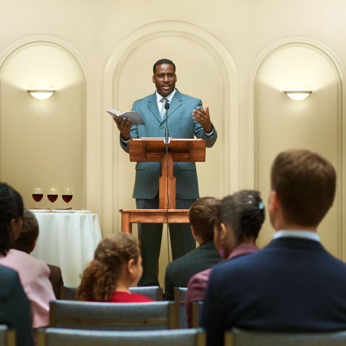Ebe otu nwanna na-ekwu okwu Ncheta Ọnwụ Jizọs n’Ụlọ Nzukọ Alaeze.