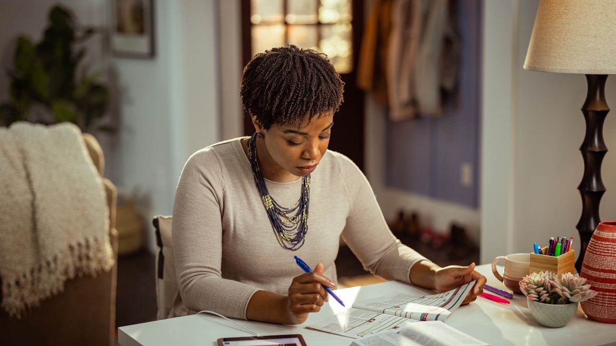 A sister using the May 2020 issue of “The Watchtower” to study the prophecy about the king of the north and the king of the south.