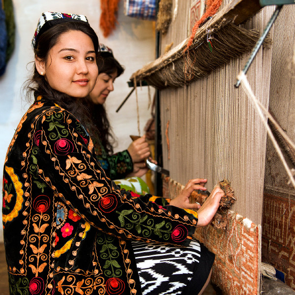 Dua nga Uzbek a babbai nga agar-aramid iti karpet a silk