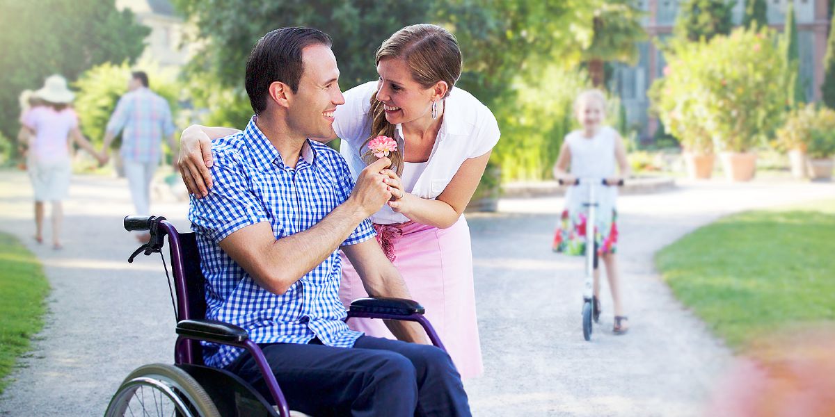 Ik-ikkan ti lalaki a naka-wheelchair ni baketna iti sabong