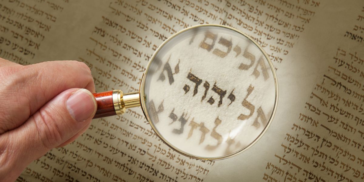 Ti Tetragrammaton iti nagkauna a manuskrito a makita iti baba ti magnifying glass