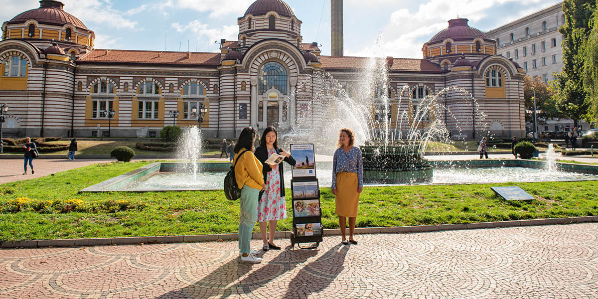 Dua a sister a nakatakder iti abay ti literature cart, a mangaskasaba iti maysa a babai.