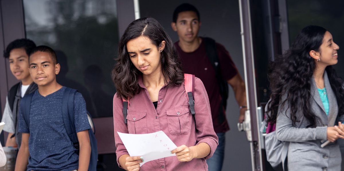 Estudiante a rumrummuar iti eskuelaan. Maysa a tin-edyer a babai ti dismayado a mangkitkita iti naalana iti eksam.