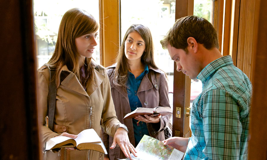 Dua a Kristiano a babbalasang a mangiranranud iti mensahe ti Biblia iti maysa a baro