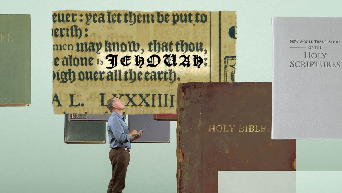 Maysa nga eksena iti video nga ‘Adda Kadi Nagan ti Dios?​—Ababa a Paset.’ Basbasaen ti lalaki ti nagan ti Dios a Jehova iti Salmo 83:18 iti 1611 a ‘King James Version.’