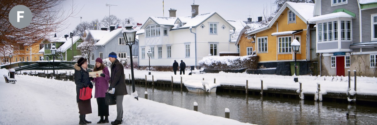 F. Dua a Saksi a mangaskasaba iti babai iti maysa a dalan a naabbungotan iti snow idiay Sweden.