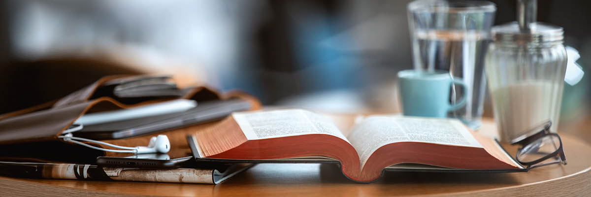 Nakalukat a Biblia.