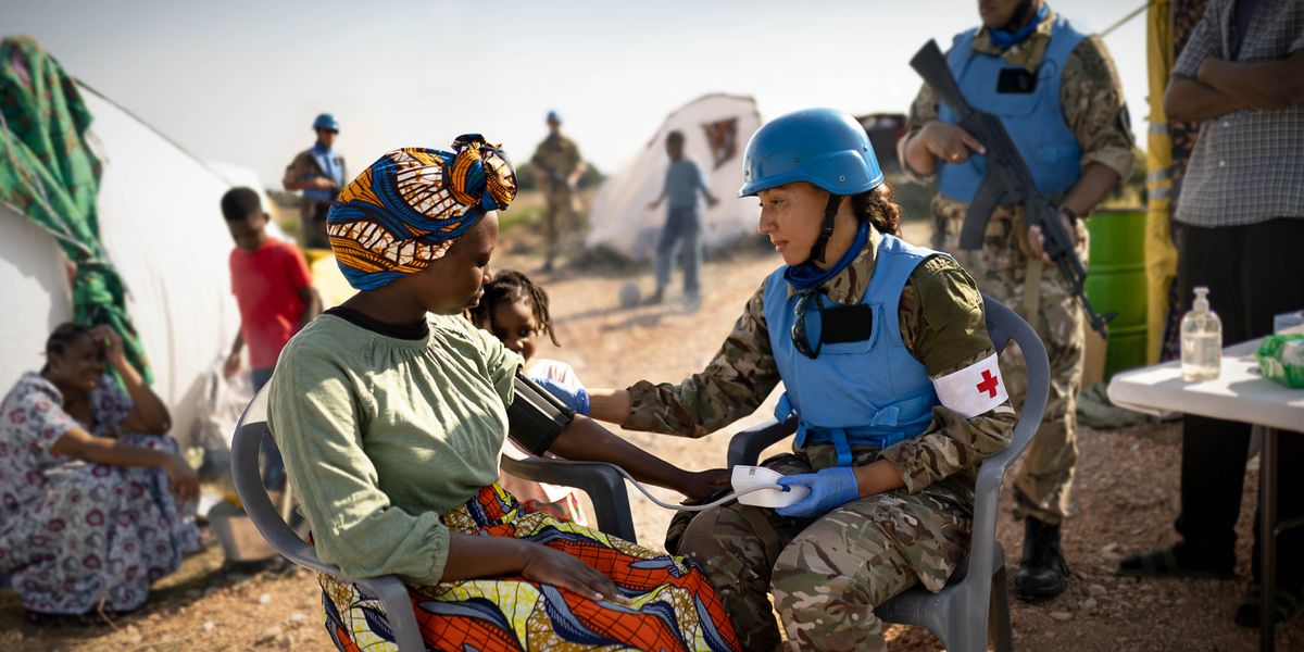 Babai a mangal-ala iti presion ti dara ti refugee a babai. Adda iti aglawlawda ti dadduma a refugee ken dagiti armado a pannakabagi ti organisasion a mangtagtaginayon iti talna.