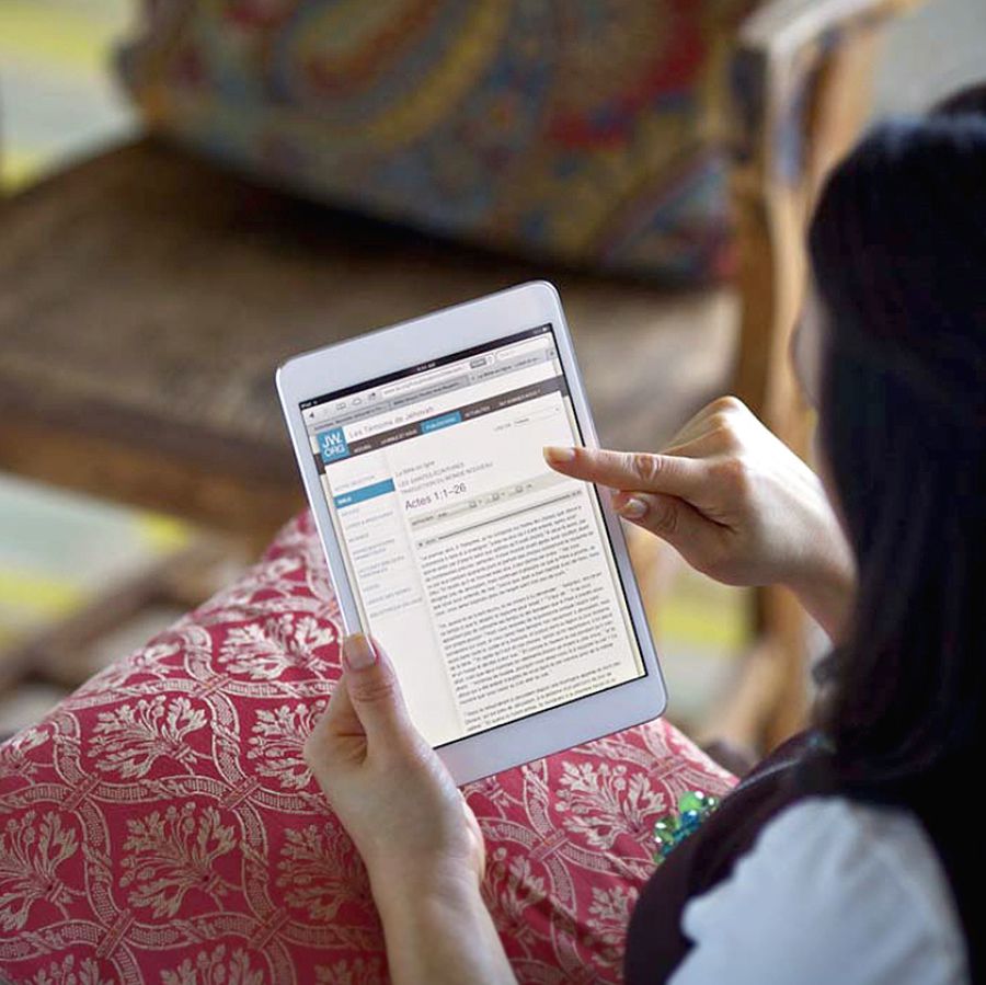 Babai a mangus-usar iti tablet-na a mangbasbasa iti Biblia online iti jw.org.