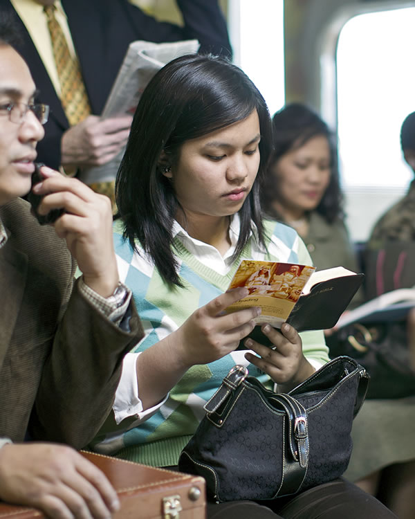 Babai nga agbasbasa iti Biblia iti tren