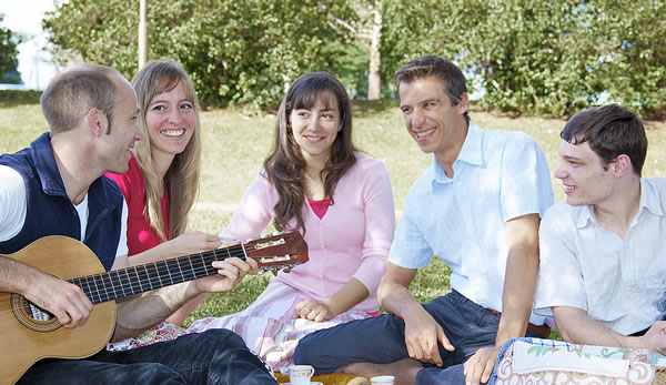 Ni Roman Irnesberger nga aggitgitara a kadua ti dagiti gagayyemna.