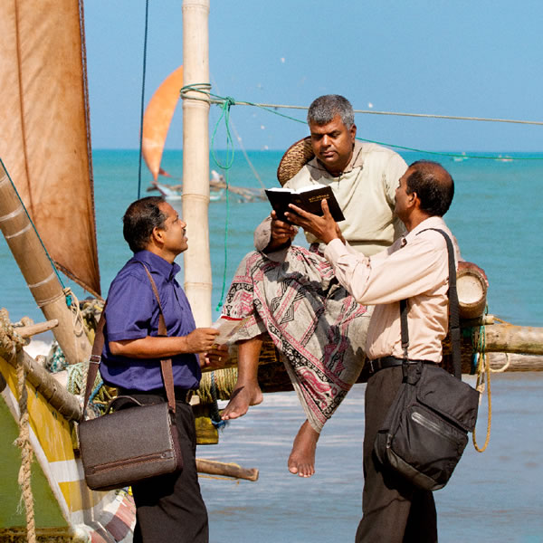 Dua a Saksi ni Jehova a mangaskasaba iti igid ti baybay; ipabpabasada ti maysa a teksto ti Biblia iti lalaki