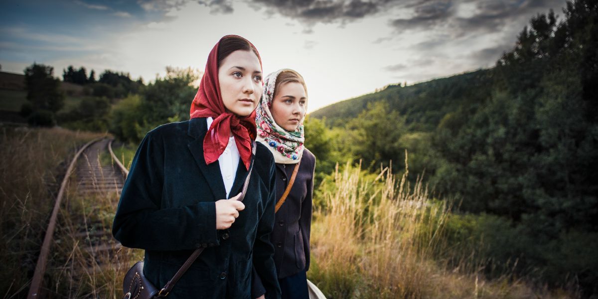 Adayo ti pagnaen da Corinna ken ti maysa a sister tapno makigimongda idiay Siberia