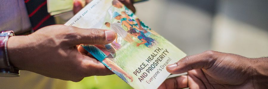 Iyaw-awat ti maysa a Saksi ni Jehova ti imbitasion para iti Memorial