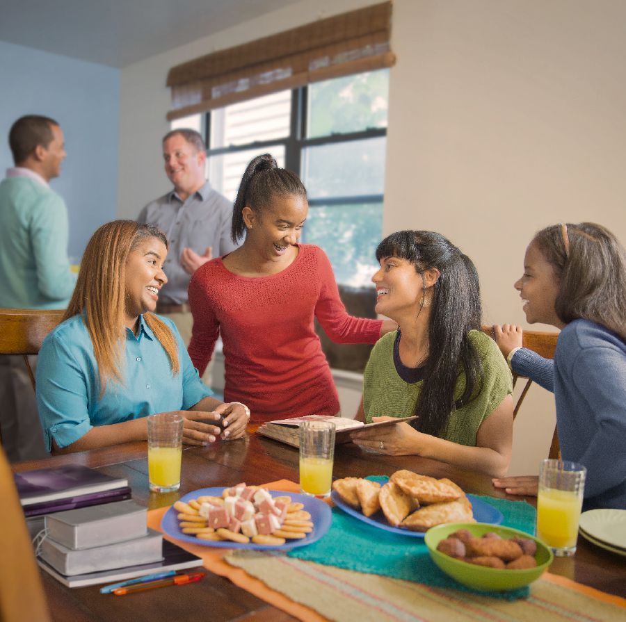 Dua a pamilia a naragsak a nag-family worship ken agmermerienda