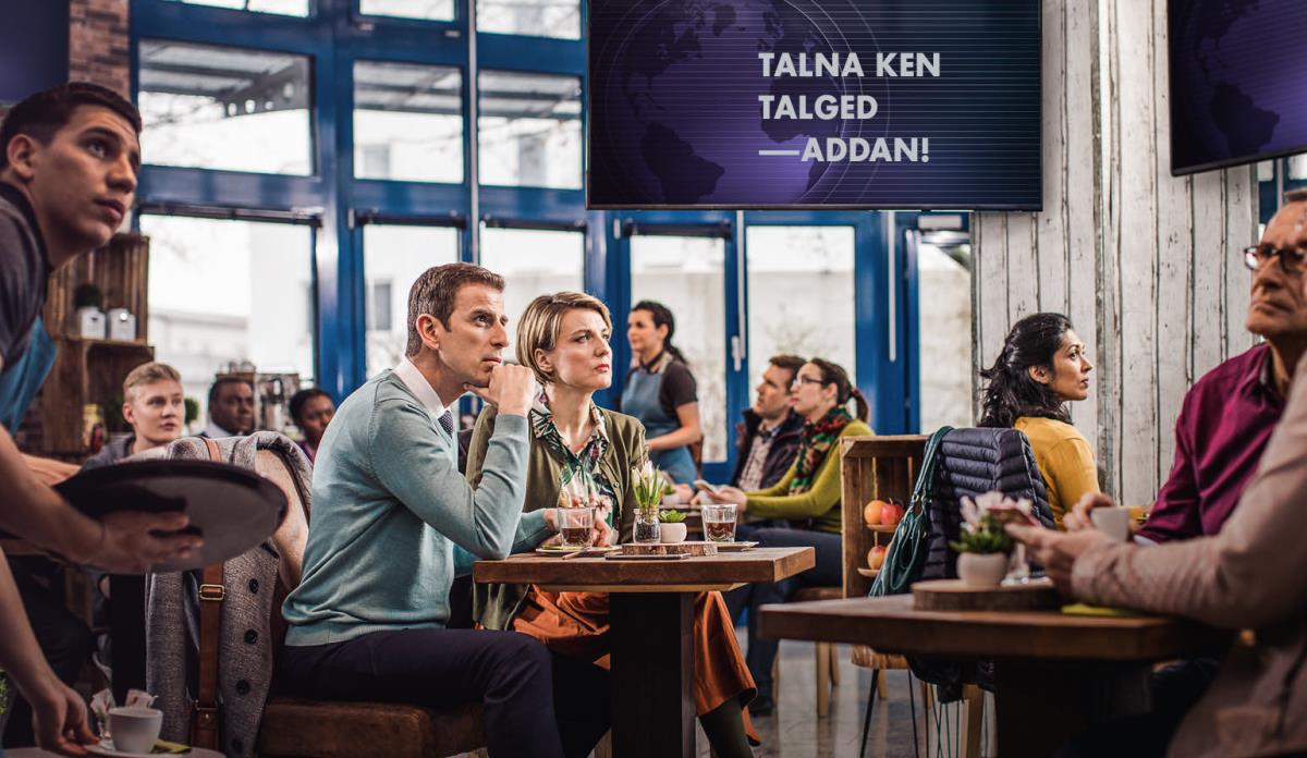 Nasdaaw dagiti kostumer iti maysa a coffee shop iti damag iti TV maipapan iti pannakaiproklama ti “talna ken talged,” ngem saan a naallilaw iti dayta ti agassawa a Saksi