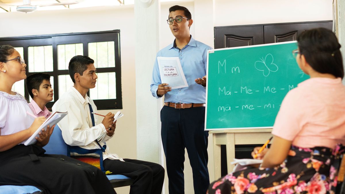 Agtutubo a brother nga umat-atender iti literacy class. Aginotnotar ken dumdumngeg a naimbag.