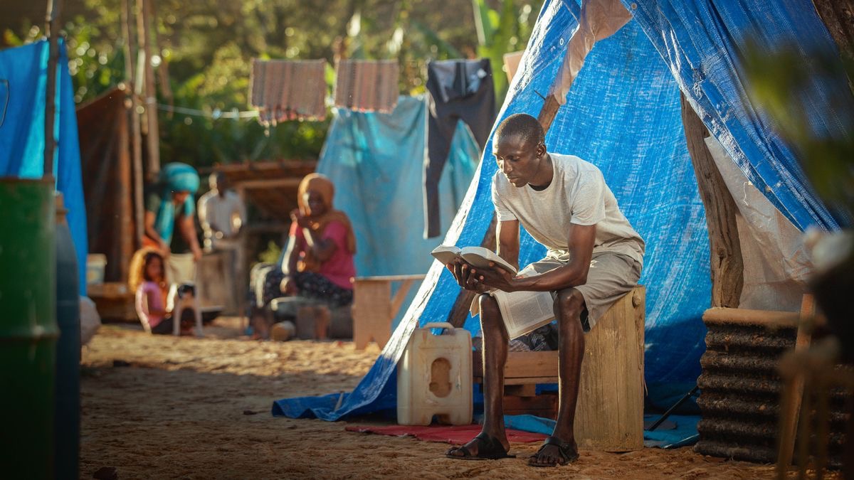 Brother iti refugee camp nga agbasbasa iti Biblia.