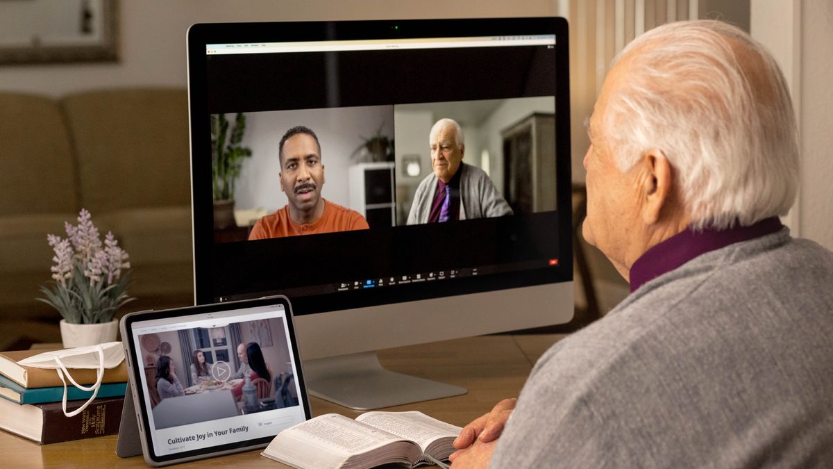 Panglakayen a mangshep-shepherding iti maysa a brother babaen ti videoconferencing. Nakalukat ti Biblia ti panglakayen, ken makita iti tablet-na ti video a “Pagbalinenyo a Naragsak ti Pamiliayo.”
